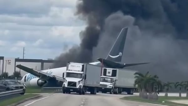 Avión chocó contra varios vehículos tras aterrizar en Miami: hay al menos cinco muertos