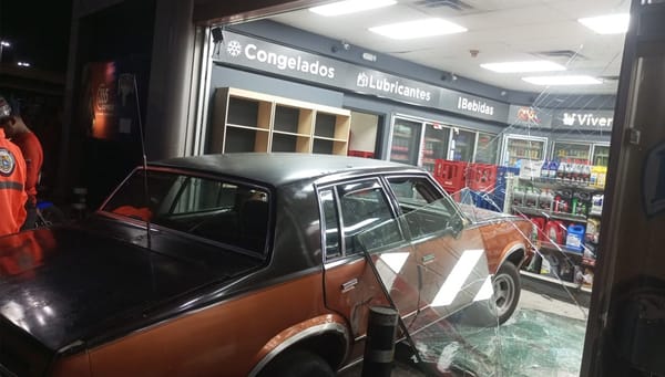 Vehículo chocó contra un comercio en Puerto La Cruz y dejó al menos dos heridos