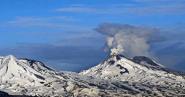 Volcán Nevados de Chillán en Chile registra explosión y eleva columna de humo