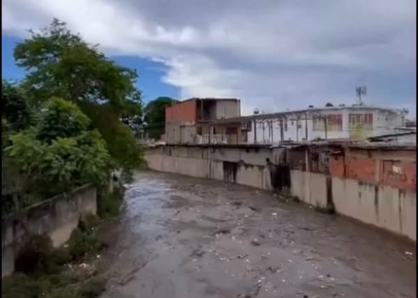 Habitantes de Guanta alertan por crecida de la quebrada La Culebra tras fuertes lluvias