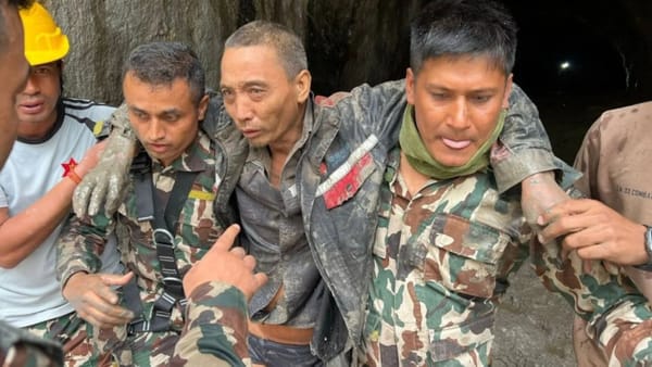 Rescataron con vida a dos personas 11 días después de la riada en Nepal