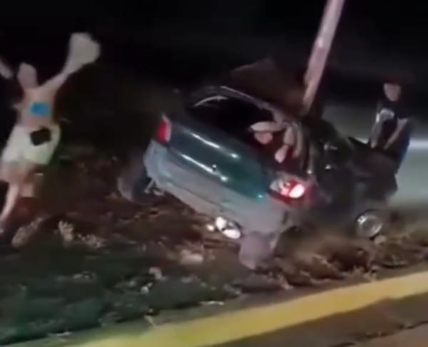 Vehículo volcó y chocó contra un poste en Nueva Esparta: cuatro personas resultaron heridas