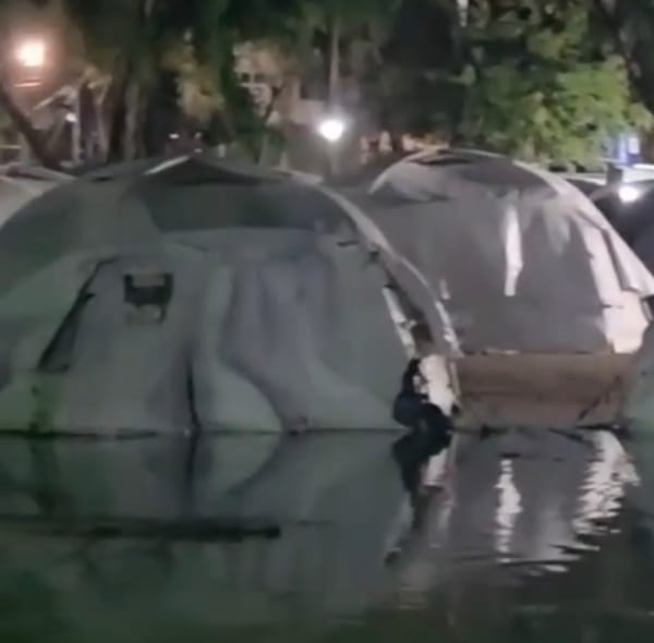 Lluvias provocaron anegaciones en campamento de damnificados en La Guaira