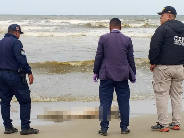 Hallaron cadáver en avanzado estado de descomposición en una playa de Falcón