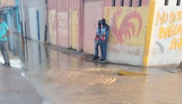 SUCRE | Avenida Panamericana de Cumaná amaneció anegada: vecinos reportaron rotura de tubería matriz