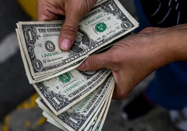 Precio del dólar oficial superó la barrera de los 800 bolívares