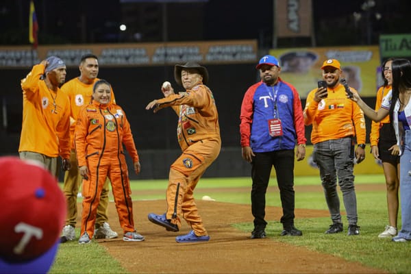 «El Topo Mayor» realiza lanzamiento inicial en juego de Tiburones de La Guaira
