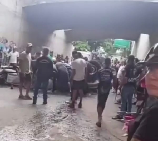 Camioneta cae desde un puente en Caracas y deja a dos personas atrapadas