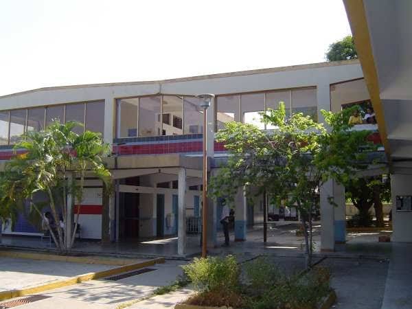 SUCRE | Estudiantes de Farmacia de la UPTOS exigen equipos e insumos para sus prácticas de laboratorio