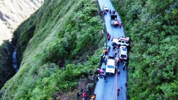 Una bebé y dos adultos murieron tras caer un camión por un barranco en Mérida