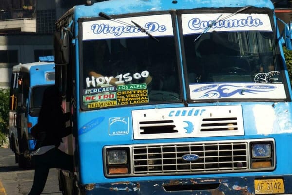 Denunciaron a chofer de autobús por no asistir a un adulto mayor que murió de un infarto en Miranda