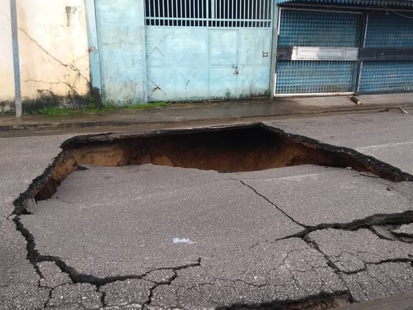Cedió colector en la calle Miramontes en Carúpano por las fuertes lluvias