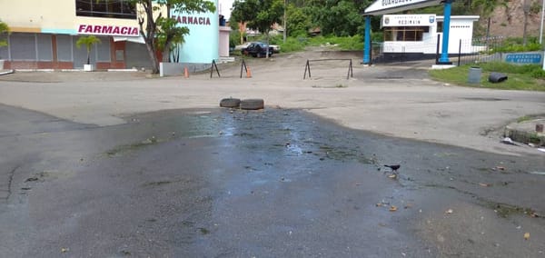 Denuncian la presencia de aguas residuales en el sector Plaza Miranda en Carúpano