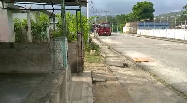 Denuncian falta de agua por tuberías en Los Arroyos desde hace tres meses