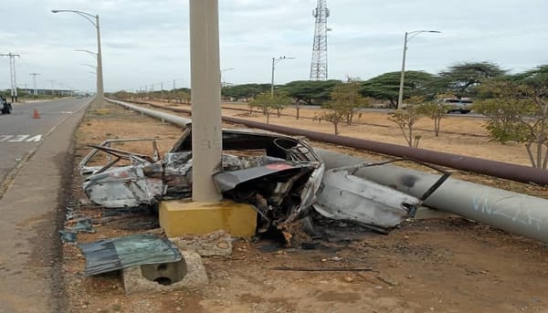 Hombre murió calcinado tras chocar contra un poste en Punto Fijo