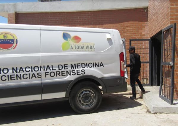 Joven murió electrocutado al enchufar el cable para cargar su celular