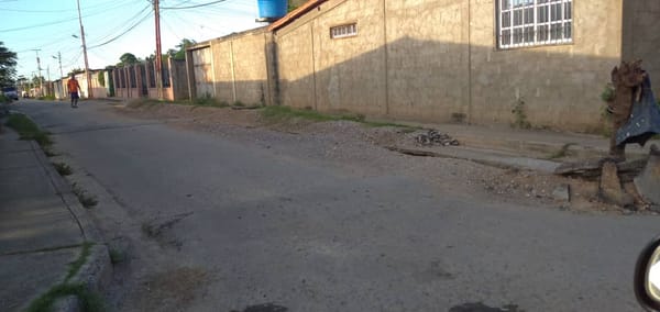 Denuncian el mal estado de la vialidad en Sol del Caribe en Carúpano