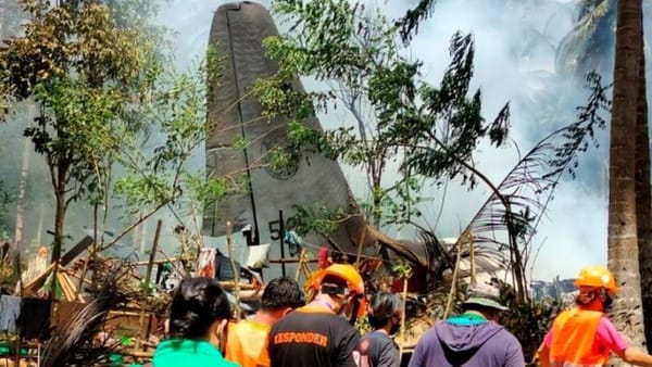 Un avión militar se estrelló en Filipinas y dejó al menos 45 muertos