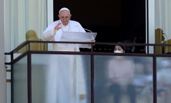 El papa Francisco salió del hospital tras recuperarse de una operación de colon