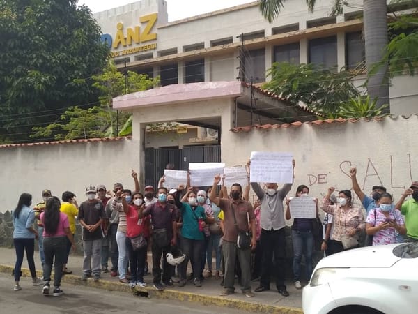 Trabajadores de la gobernación de Anzoátegui protestaron frente a la sede de Saludanz
