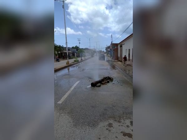 Rotura de tubo ocasiona la perdida de miles de litros de agua en Carúpano