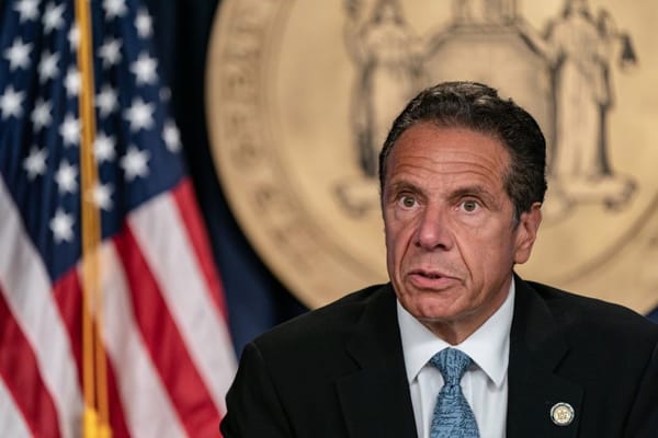 Gobernador de New York renunció tras acusaciones de acoso sexual