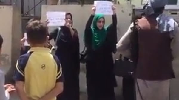Grupo de mujeres en Kabul protestaron contra la opresión de género