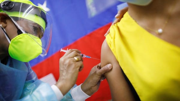 Academia de Medicina instó a masificar vacunación en docentes y estudiantes