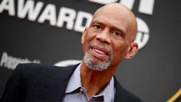 Kareem Abdul-Jabbar expresó que los jugadores que no estén vacunados beberían ser apartados del equipo.