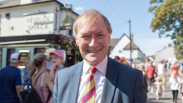 Murió el diputado británico, David Amess, tras ser apuñalado en Leigh-on-Sea
