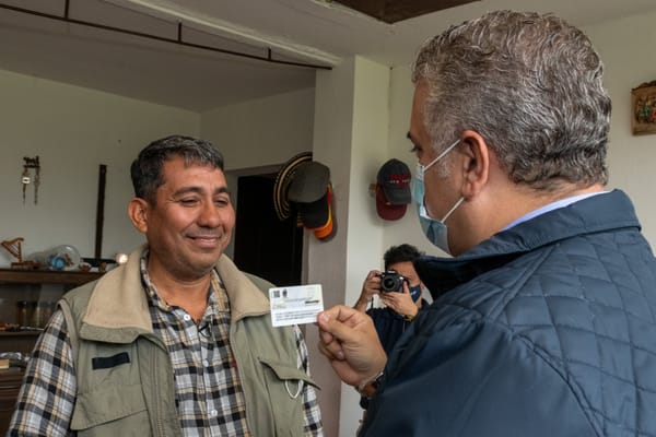 Ivan Duque entregó la primera tarjeta del Estatuto de Protección Temporal en Colombia
