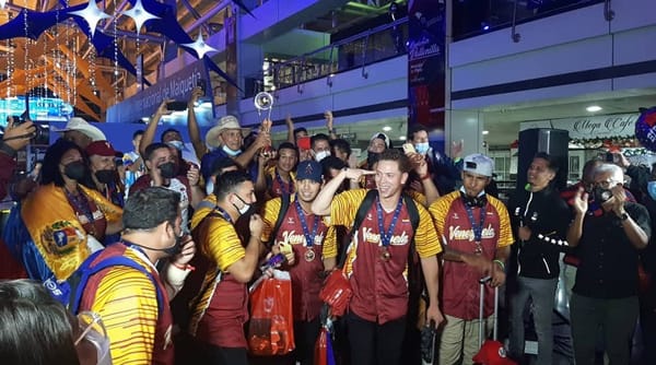 Llegaron a su país los campeones del Mundial de Béisbol Sub-23