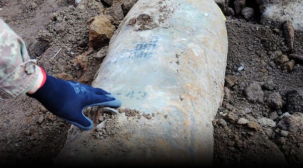 Explota bomba de la II Guerra Mundial y mata a dos personas