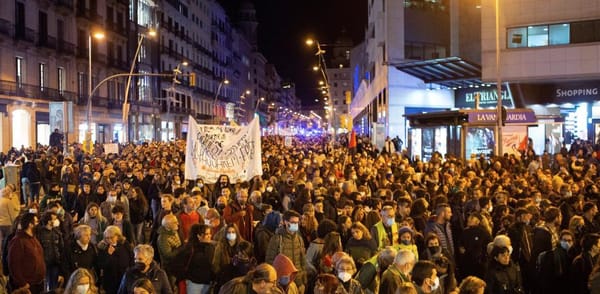 Españoles protestan por la subida del precio de la luz