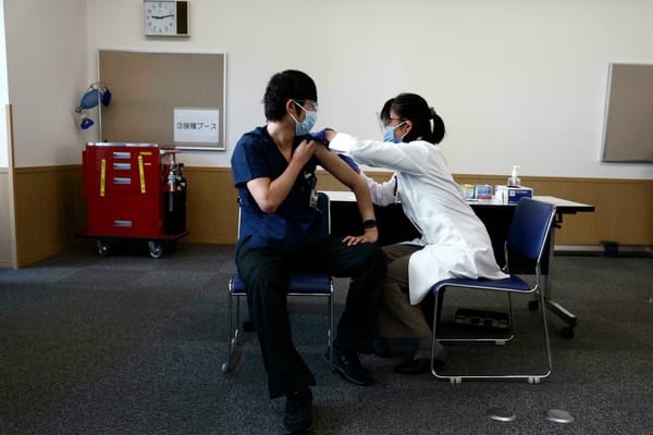 Japón administrará tercera dosis de vacuna anticovid Pfizer en diciembre