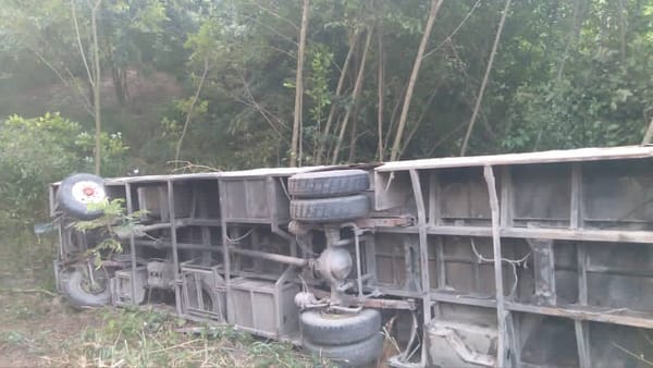 Autobús se volcó en Carabobo dejando 2 muertos y 11 heridos