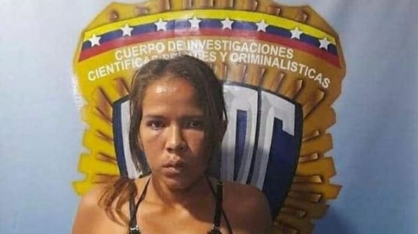 Una mujer lanzó al piso y golpeó a su hija de 6 meses