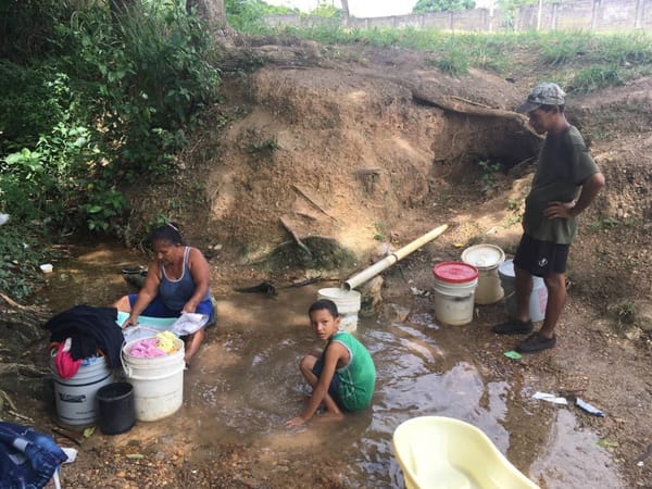 En la barriada San Miguel de Maturín caminan hasta un aljibe ante falta de agua