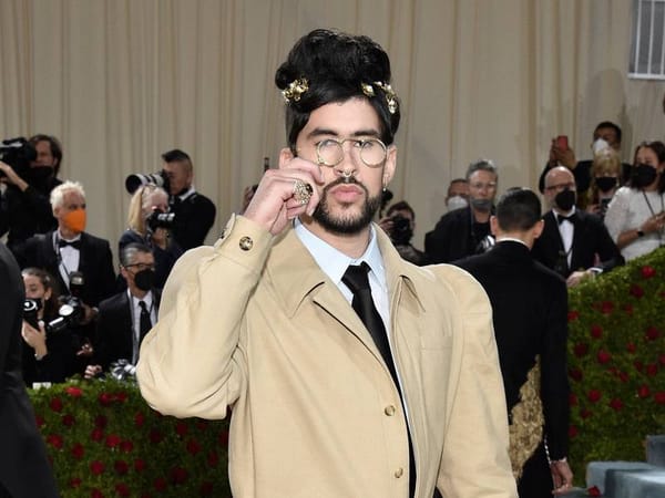 Bad Bunny marcó tendencia en la Gala del Met por llevar un vestido beige de Burberry