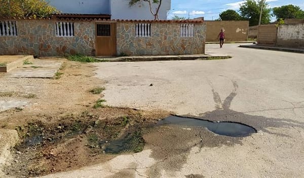 Habitantes de Santa Bárbara denunciaron el desbordamiento de las aguas servidas