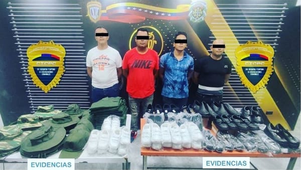 Detenidos cuatro hombres dedicados a la venta de uniformes militares