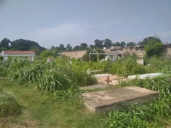 Habitantes de Clarines denunciaron el notable deterioro del cementerio local