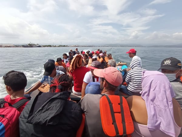 Habitantes de Araya exponen sus vidas en embarcaciones que no son aptas para transportarse