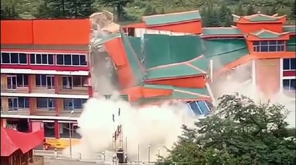 Hotel en Pakistán se derrumbó tras las fuertes precipitaciones