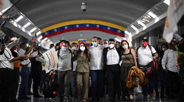 Llegaron a Venezuela 12 tripulantes del avión retenido en Argentina