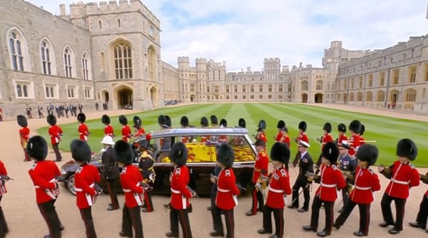 El féretro de la reina Isabel II llegó al castillo de Windsor