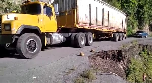 Habitantes de La Cucaracha denunciaron el desplome de la carretera que conecta a Sucre con Monagas