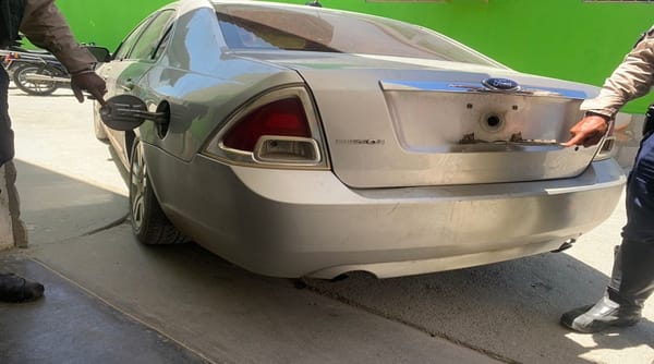 Detenido hombre por traficar gasolina con dos tanques de depósito en su vehículo