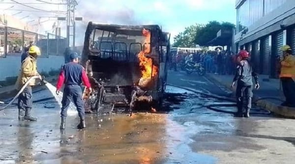 Un autobús se prendió en fuego en Porlamar
