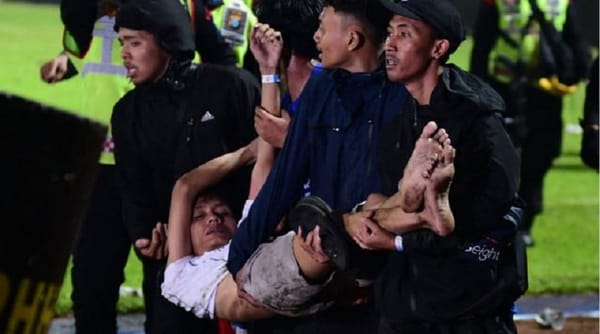Estampida en estadio de Indonesia dejó al menos 125 fallecidos